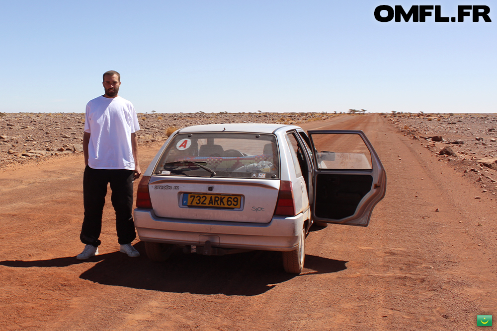 Marco et la Citroën AX sur la tôle ondulée en Mauritanie