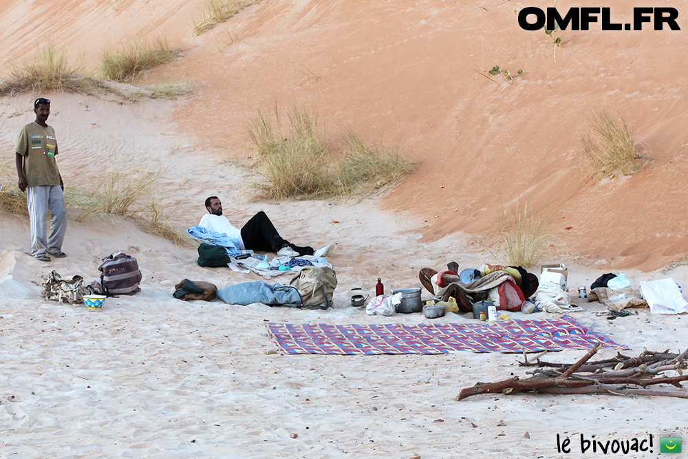 Marco chill dans le campement en plein desert mauritanien