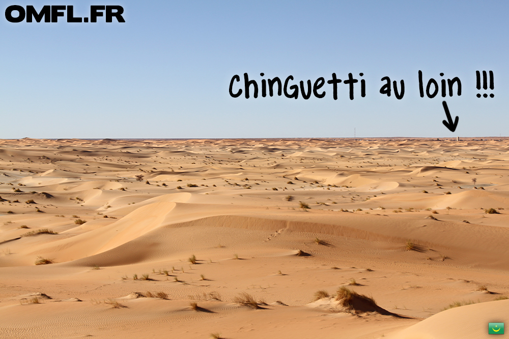 Chinguetti au loin en plein milieu du desert