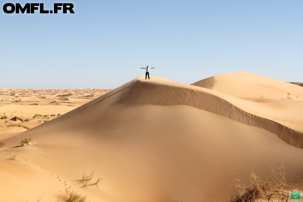 Marco sur une dune dans le desert mauritanien