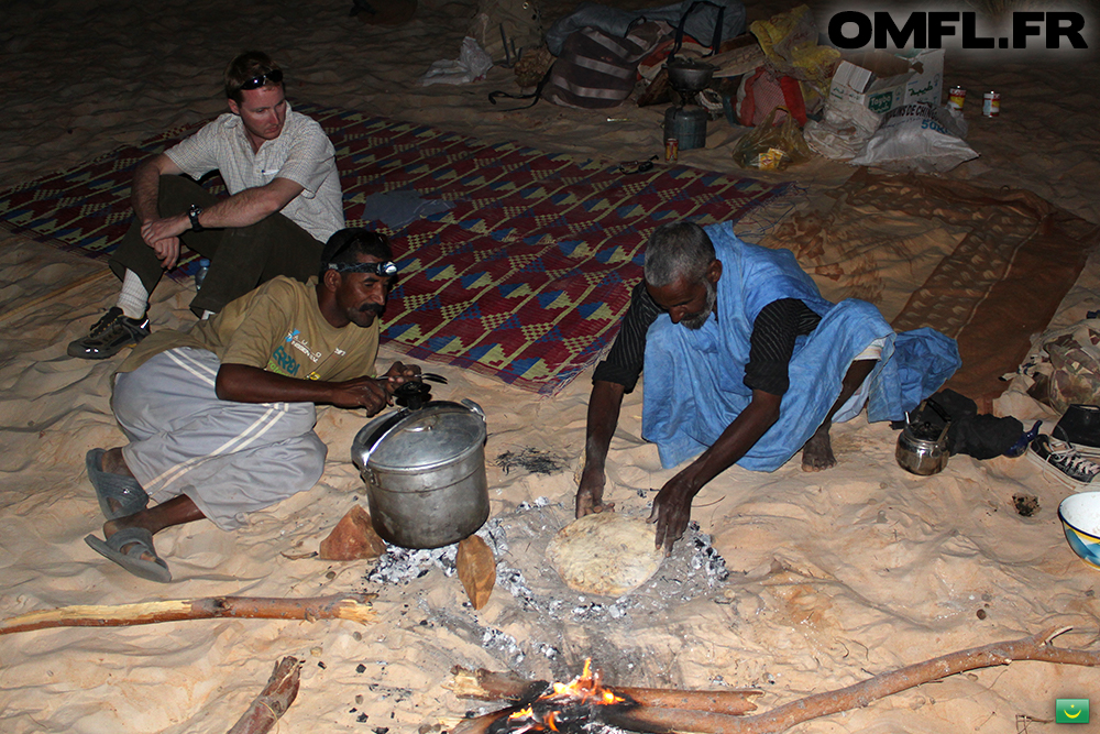 Sidi et le chamelier prépare la galette des sables