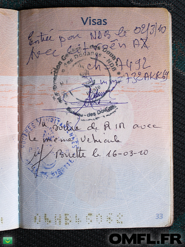 Textes manuscrits dans passeport pour entrée et sortie d'un véhicule en Mauritanie