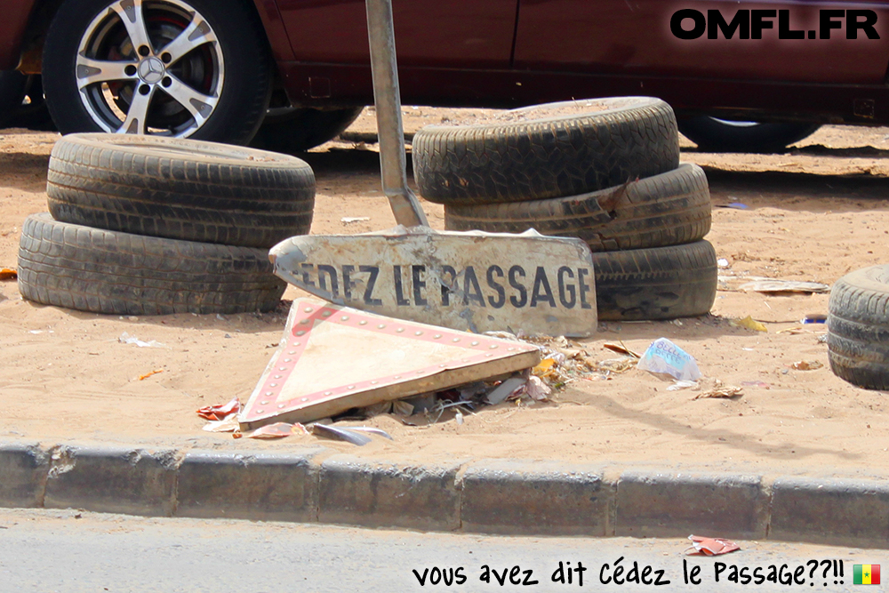Un panneau de cedez le passage complétement éclaté au Sénégal