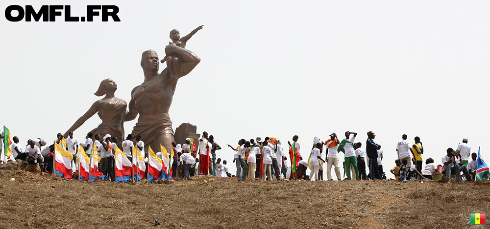 Foule à l'inauguration du monument de la renaissance africaine