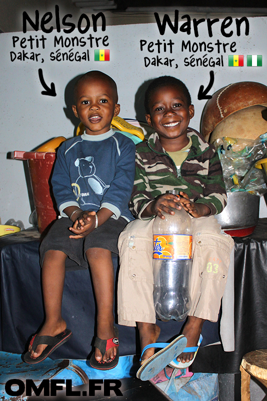 Warren & Nelson assis sur la table avec des bouteilles de soda