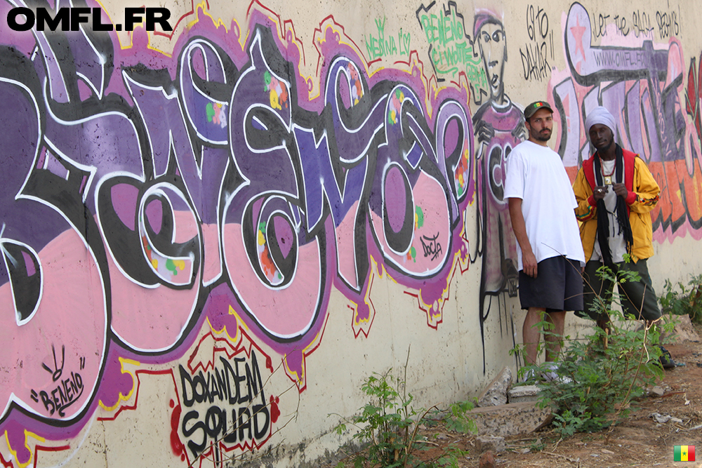 Marco et Docta tapent la pose devant graffiti