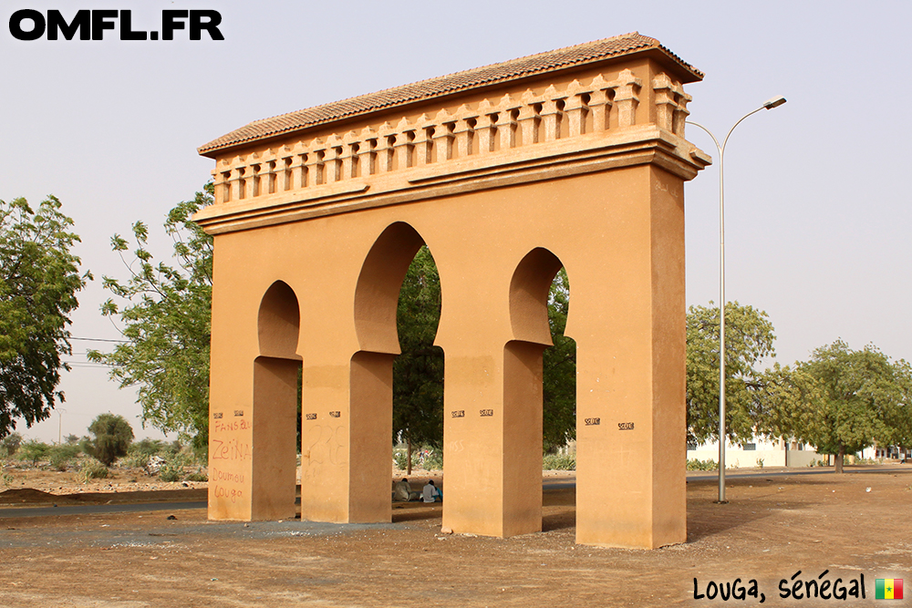 Un monument à l'entrée de Louga au Sénégal