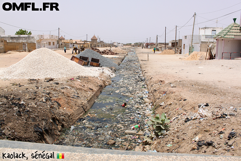 Un canal rempli d'ordures à Kaolack