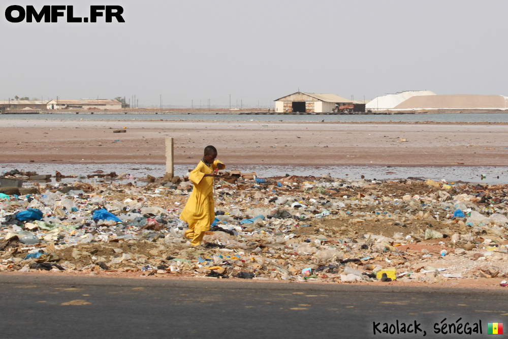 Un enfant marche dans les ordures à Kaolack