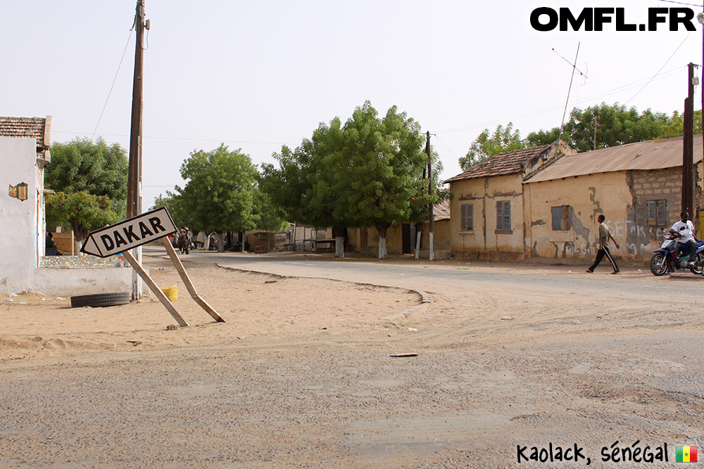 Un panneau tout tordu indiquant Dakar à Kaolack