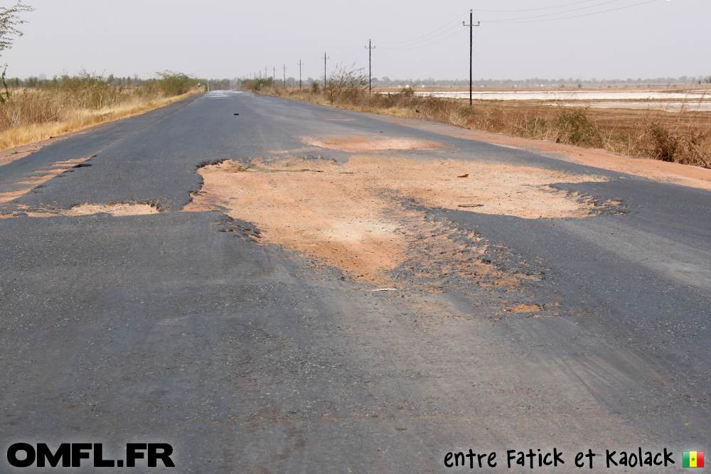 Enormes trous dans la route entre Fatick et Kaolack au Sénégal