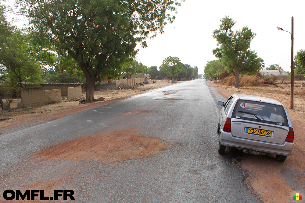 L'AX à coté des trous de la route entre Fatick et Kaolack