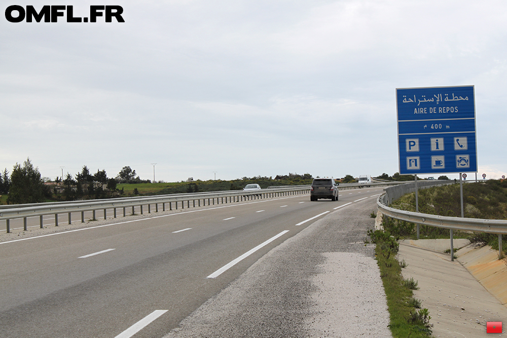 un tronçon d'autoroute au Maroc avec panneau en arabe