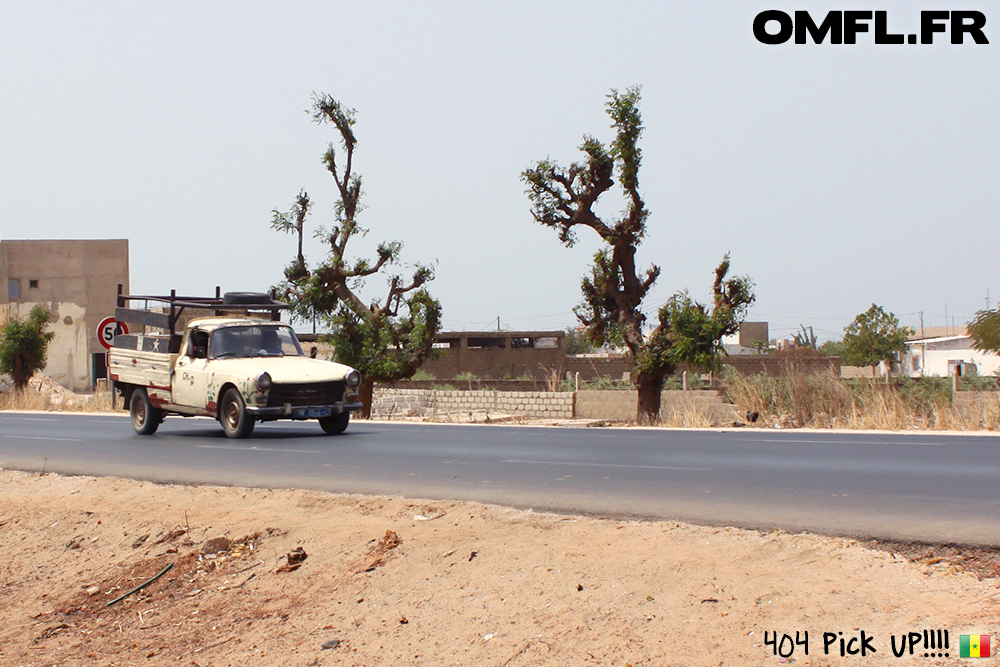 Une Peugeot 404 Pick up non loin de Mbour au Sénégal
