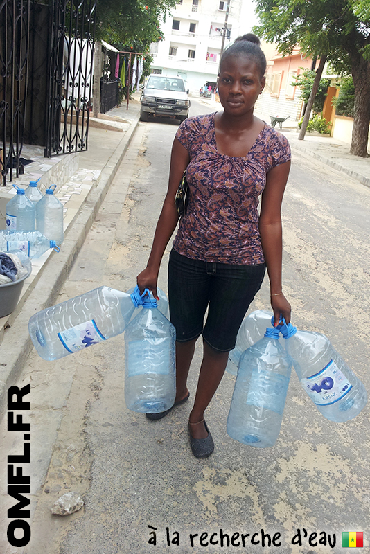 Gemma avec ses bidons de 10 litres pour récuperer de l'eau