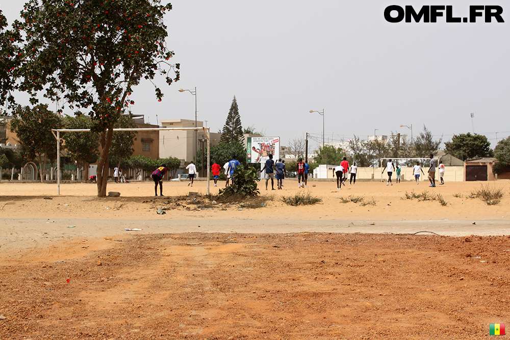 Des jeunes en train de jouer au foot dans le sable au Sénégal