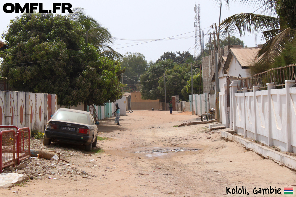 Une rue de Kololi en Gambie