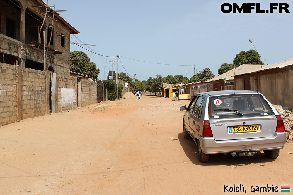 Une rue de Kololi en Gambie