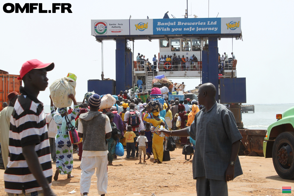 Enorme foule devant l'embarcadère du bateau à Banjul