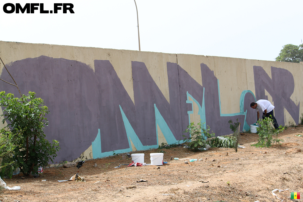 Marco commence le contour de la peinture OMFL de l'autoroute