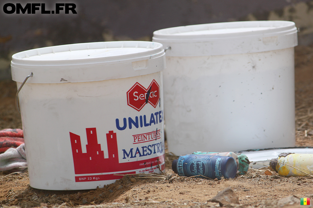 Deux pots de peinture UNILATEX au Sénégal