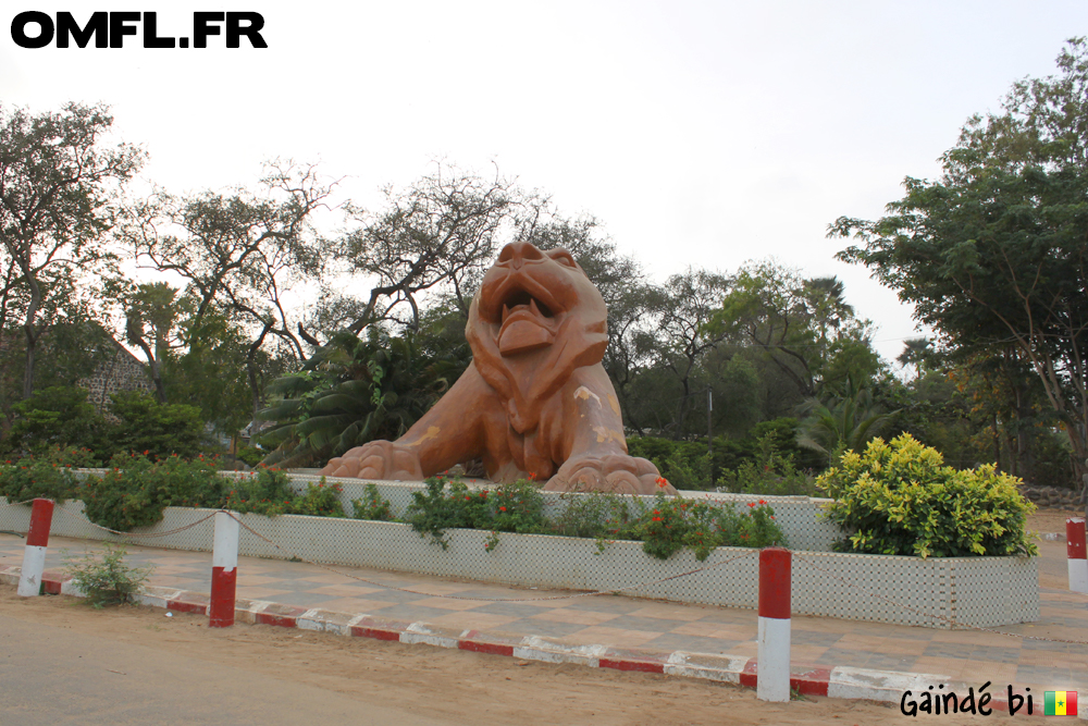 La statue de lion à l'entrée du Parc Hann