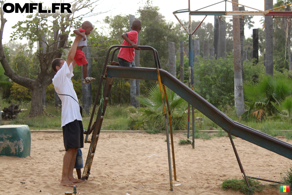 Marco joue avec les enfants aux toboggans du Parc Hann