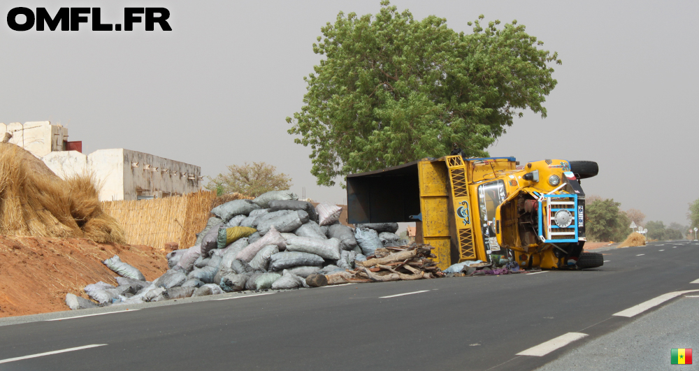 Un camion renversé au sol au Sénégal