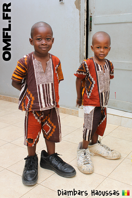 Warren & Nelson qui jouent avec mes chaussures à Liberté 4, Dakar