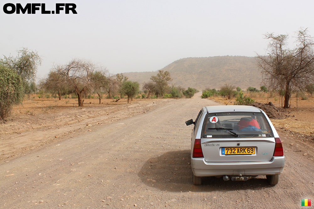 La voiture sur la piste qui mène à Médine au Mali