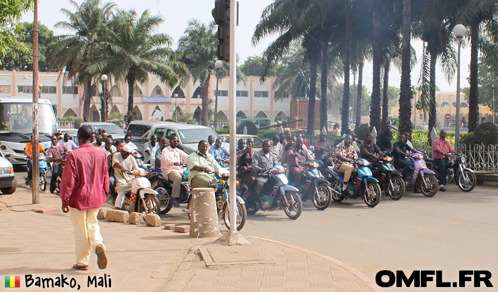 Enormement de mobylettes à un feu rouge à Bamako