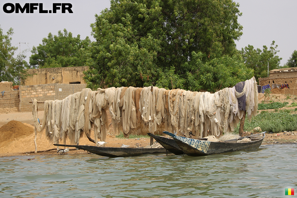 Des filets de pêche sur les bords du fleuve Niger