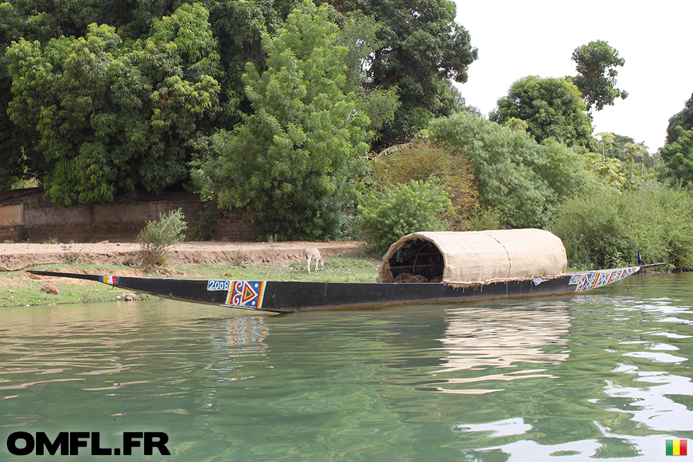 Une pirogue bariolée sur le fleuve Niger