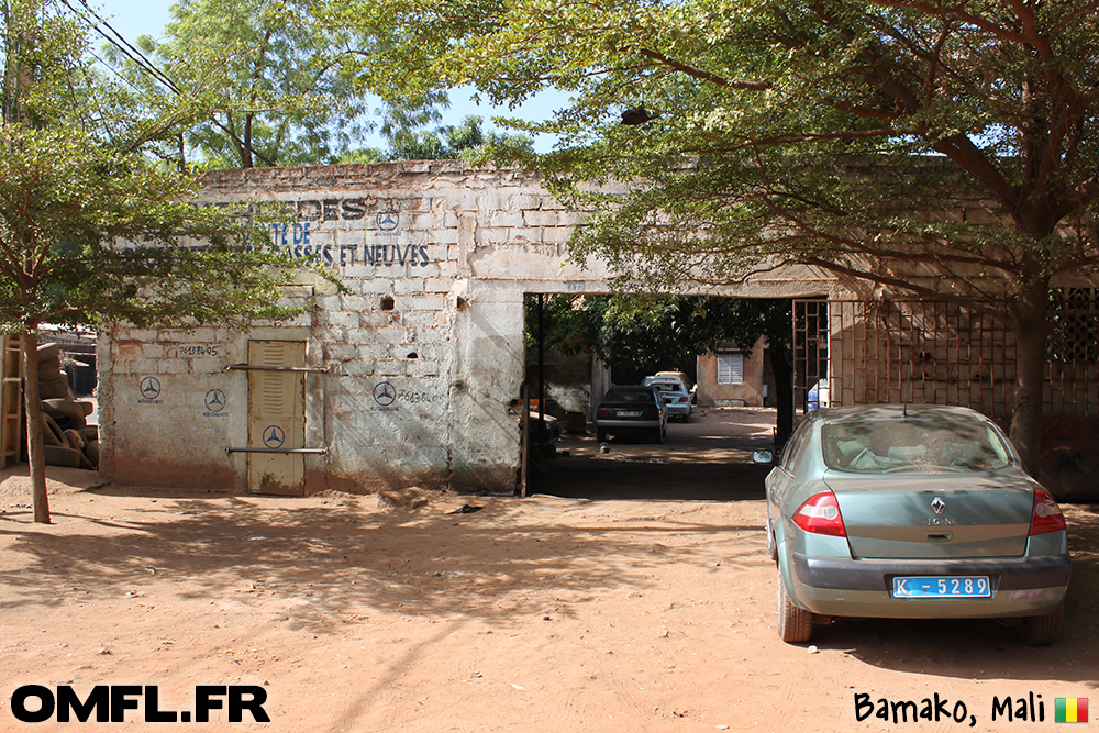 L'entrée du garage de Karim à Bamako