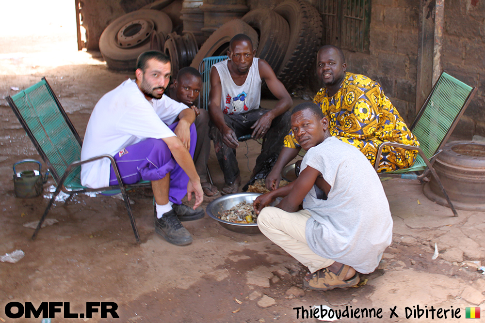 La troupe en train de manger du thieboudienne et de la dibiterie