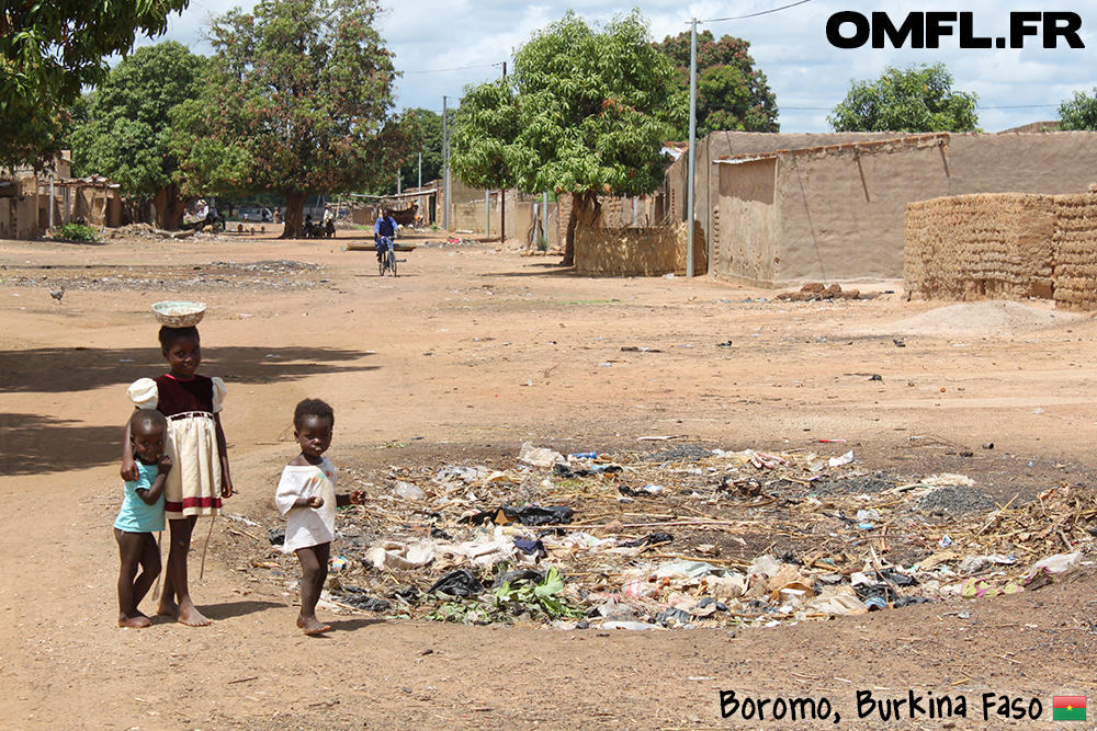 Des enfants dans une rue de Boromo au Burkina
