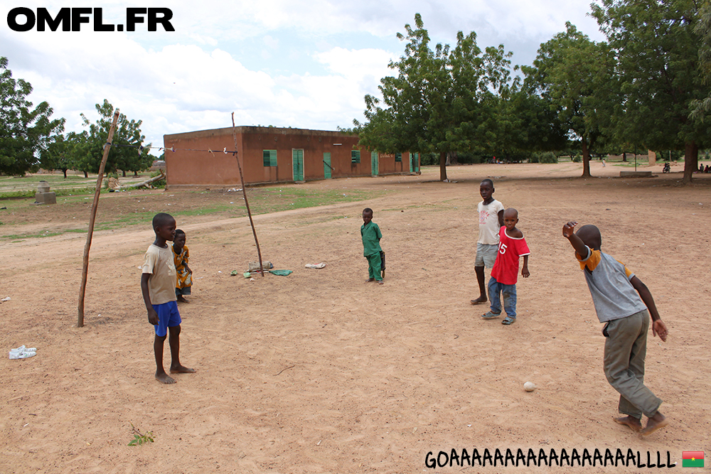 Des enfants jouent au foot avec un ballon artisanal à Boromo