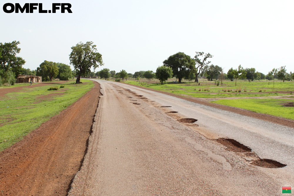 La route dégradée entre Boromo et Ouagadougou