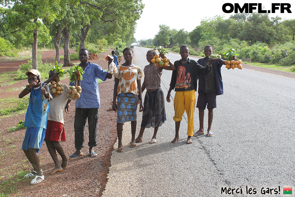 Des vendeurs ambulants sur la route entre Boromo et Ouagadougou