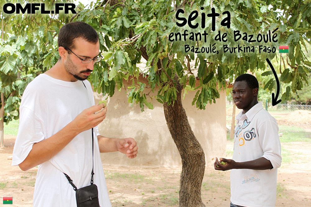 Marco et Seita mangent des fruits de karité