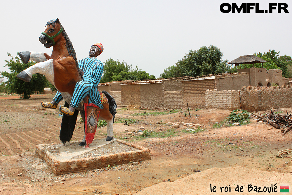 La sgtatue du roi du village à l'entrée de Bazoulé