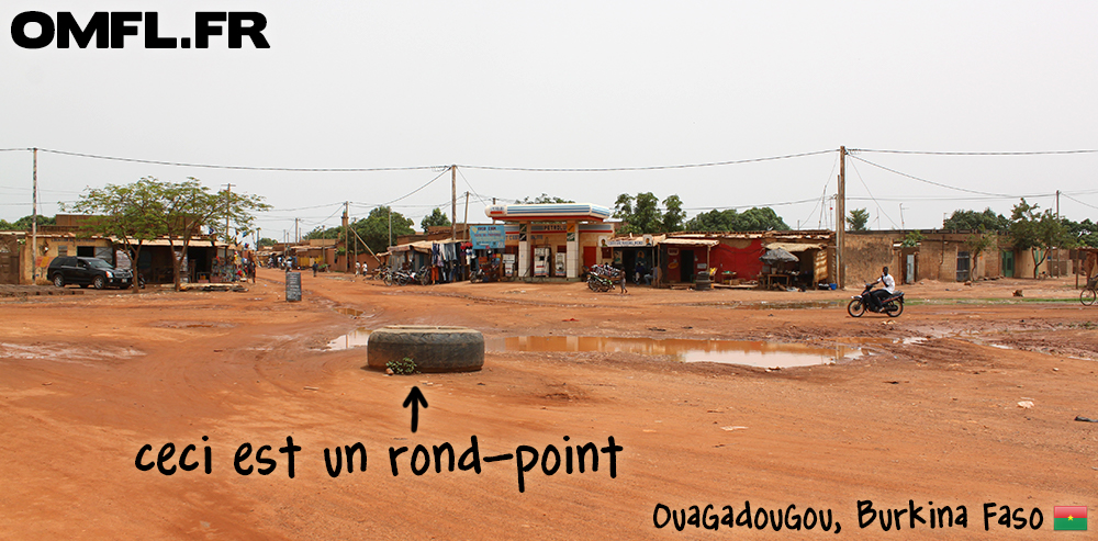 Un pneu de camion fait office de rond point à Ouaga
