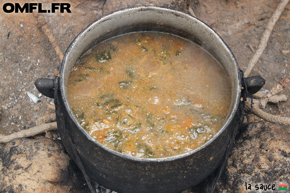 La sauce qui accompagnera notre repas de tô à Bazoulé