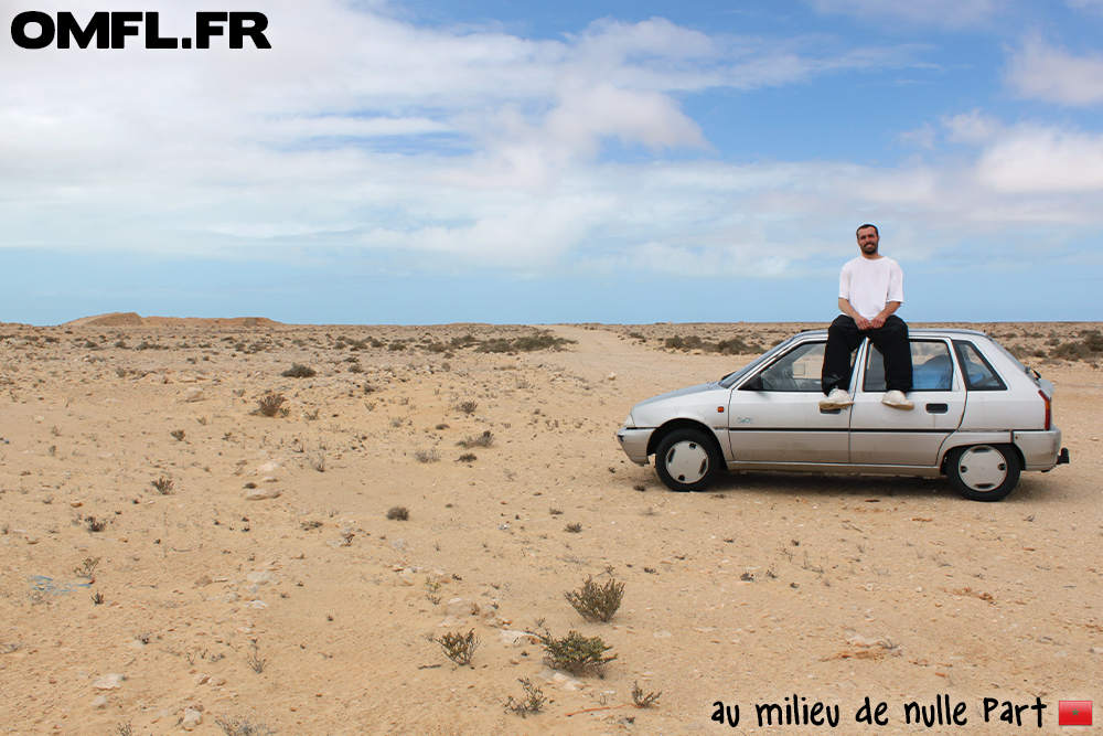 Marco sur le toit de l'AX en plein Sahara Occidental