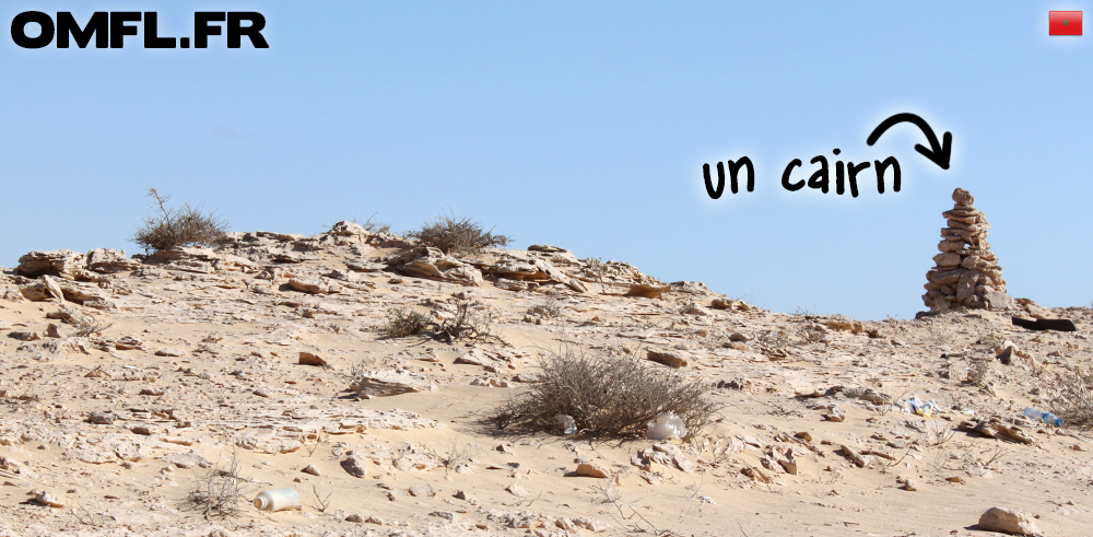 Un tas de cailloux dans le desert appelé cairn