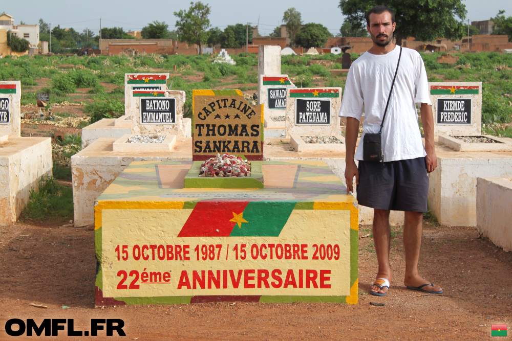 Marco sur la tombe de Thomas Sankara