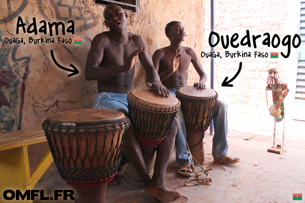 Adama et Ouédraogo jouent du tam-tam