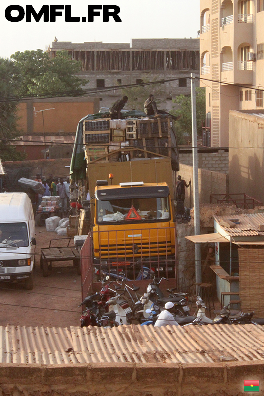 Un camion chargé à Ouagadougou