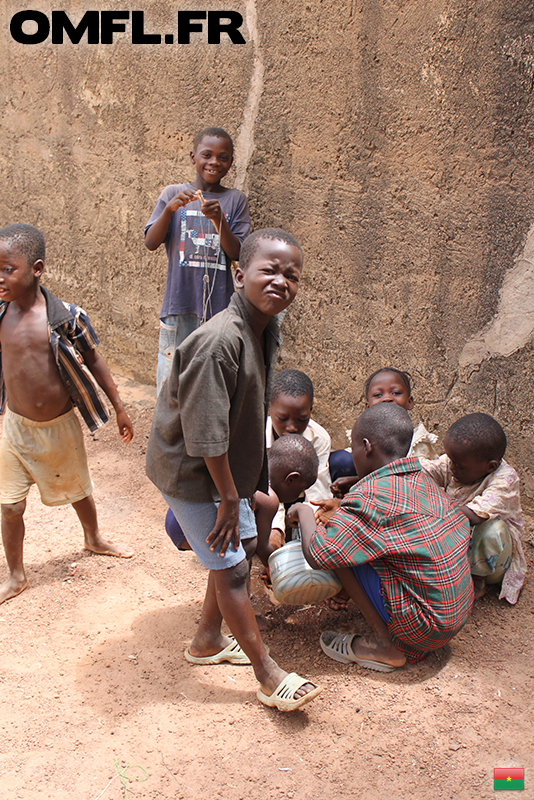 Les enfants de l'orphelinat en train de se laver les mains