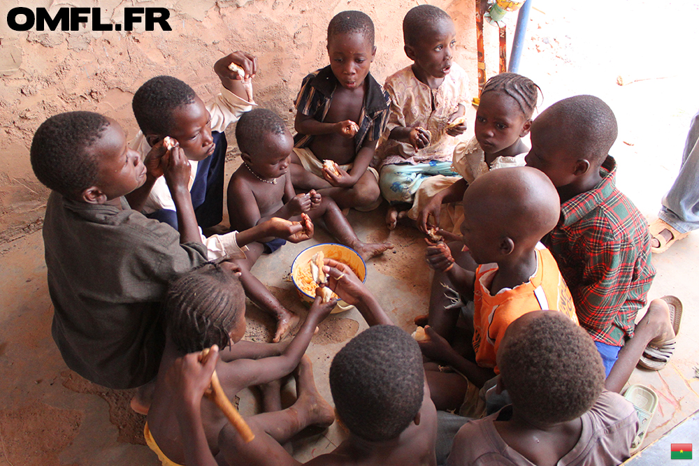 Les enfants de l'orphelinat mangent leur repas